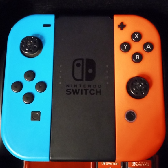 Nintendo Switch 7"- OLED - Neon Red and Blue Joy-Con edition - Picture 2 of 7